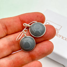 Charger l&#39;image dans la galerie, Boucles d&#39;oreilles en verre opaque gris foncé- technique Murano
