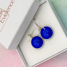 Charger l&#39;image dans la galerie, Boucles d&#39;oreilles en verre opaque bleu marine- technique Murano

