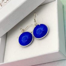 Charger l&#39;image dans la galerie, Boucles d&#39;oreilles en verre opaque bleu marine- technique Murano
