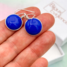 Charger l&#39;image dans la galerie, Boucles d&#39;oreilles en verre opaque bleu marine- technique Murano
