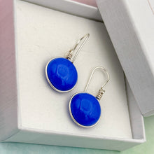 Charger l&#39;image dans la galerie, Boucles d&#39;oreilles en verre opaque bleu pervenche- technique Murano
