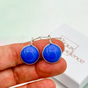 Boucles d'oreilles en verre opaque bleu pervenche- technique Murano