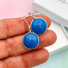 Charger l&#39;image dans la galerie, Boucles d&#39;oreilles en verre opaque bleu - technique Murano

