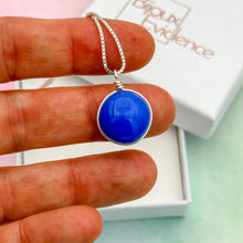 Charger l&#39;image dans la galerie, Collier Pendentif en verre opaque bleu pervenche - technique Murano

