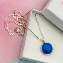 Charger l&#39;image dans la galerie, Collier Pendentif en verre opaque bleu - technique Murano
