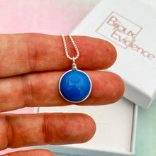 Charger l&#39;image dans la galerie, Collier Pendentif en verre opaque bleu - technique Murano
