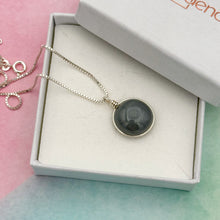 Charger l&#39;image dans la galerie, Collier Pendentif en verre opaque gris foncé - technique Murano
