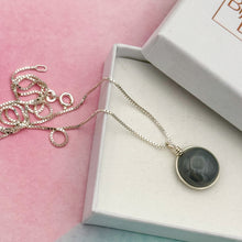 Charger l&#39;image dans la galerie, Collier Pendentif en verre opaque gris foncé - technique Murano
