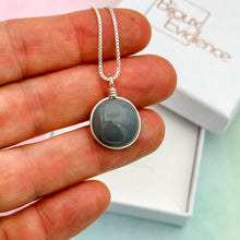 Charger l&#39;image dans la galerie, Collier Pendentif en verre opaque gris foncé - technique Murano
