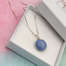 Charger l&#39;image dans la galerie, Collier Pendentif en verre opaque mauve - technique Murano
