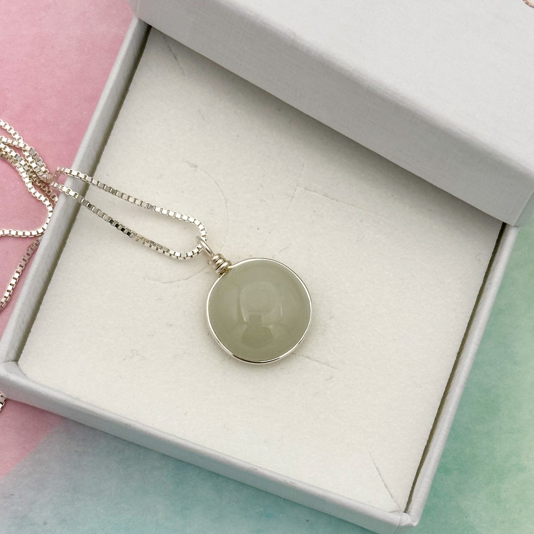 Collier Pendentif en verre opaque gris clair - technique Murano