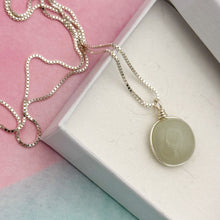 Charger l&#39;image dans la galerie, Collier Pendentif en verre opaque gris clair - technique Murano
