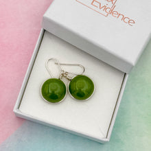 Charger l&#39;image dans la galerie, Boucles d&#39;oreilles en verre opaque vert foncé - technique Murano
