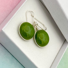 Charger l&#39;image dans la galerie, Boucles d&#39;oreilles en verre opaque vert foncé - technique Murano
