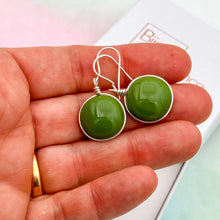 Charger l&#39;image dans la galerie, Boucles d&#39;oreilles en verre opaque vert foncé - technique Murano
