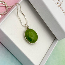Charger l&#39;image dans la galerie, Collier Pendentif en verre opaque vert foncé - technique Murano
