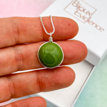 Charger l&#39;image dans la galerie, Collier Pendentif en verre opaque vert foncé - technique Murano
