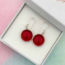 Charger l&#39;image dans la galerie, Boucles d&#39;oreilles en verre transparent couleur grenat - technique Murano
