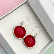 Charger l&#39;image dans la galerie, Boucles d&#39;oreilles en verre transparent couleur grenat - technique Murano
