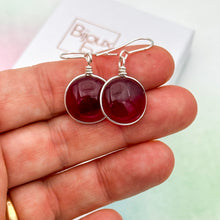 Charger l&#39;image dans la galerie, Boucles d&#39;oreilles en verre transparent couleur grenat - technique Murano
