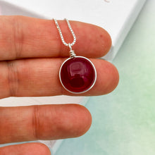 Charger l&#39;image dans la galerie, Collier Pendentif en verre transparent couleur grenat - technique Murano

