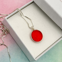 Charger l&#39;image dans la galerie, Collier Pendentif en verre transparent couleur ruby - technique Murano
