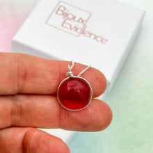 Charger l&#39;image dans la galerie, Collier Pendentif en verre transparent couleur ruby - technique Murano
