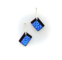 Load image into Gallery viewer, BO-BAU-15-Boucle-oreille-bauhaus-argent-925-verre-fusion-thermoformage-artisanale-bijoux-evidence-noir-dichroic
