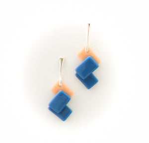 BO-BAU-4-Boucle-oreille-bauhaus-argent-925-verre-fusion-thermoformage-artisanale-bijoux-evidence-beige-bleu