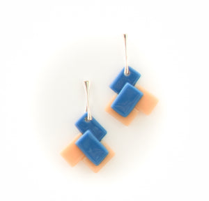 BO-BAU-5-Boucle-oreille-bauhaus-argent-925-verre-fusion-thermoformage-artisanale-bijoux-evidence-beige-bleu