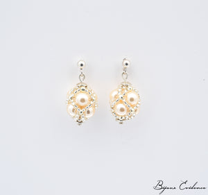 Bijoux-artisan-art-createur-france-bijoux-evidence-florence-buhler-Renaissance-Moyen-Age-Boucle-Oreille-perle-nacre