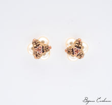 Laden Sie das Bild in den Galerie-Viewer, Bijoux-artisan-createur-atelier-art-france-histoire-bijoux-evidence-florence-buhler-Renaissance-Moyen-Age-Boucle-Oreille-perle-nacre-or
