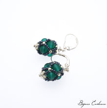 Load image into Gallery viewer, Bijoux-verre-artisan-art-createur-france-bijoux-evidence-florence-buhler-Renaissance-Moyen-Age-Boucle-Oreille-perle-vert
