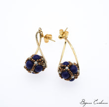 Load image into Gallery viewer, Bijoux-artisan-createur-atelier-art-france-histoire-bijoux-evidence-florence-buhler-Renaissance-Moyen-Age-Boucle-Oreille-perle-lapis-or
