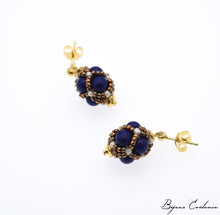 Load image into Gallery viewer, Bijoux-artisan-createur-atelier-art-france-histoire-bijoux-evidence-florence-buhler-Renaissance-Moyen-Age-Boucle-Oreille-perle-lapis-or
