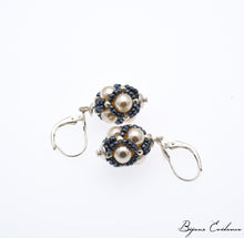 Load image into Gallery viewer, Bijoux-artisan-createur-atelier-art-france-histoire-bijoux-evidence-florence-buhler-Renaissance-Moyen-Age-Boucle-Oreille-perle-nacre-argent
