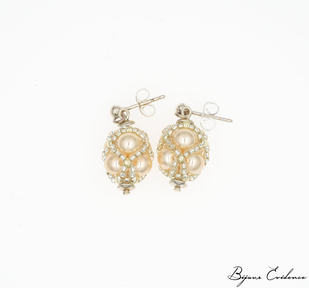 Bijoux-artisan-art-createur-france-bijoux-evidence-florence-buhler-Renaissance-Moyen-Age-Boucle-Oreille-perle-nacre