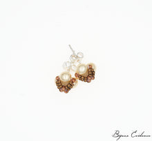 Laden Sie das Bild in den Galerie-Viewer, Bijoux-artisan-createur-atelier-art-france-histoire-bijoux-evidence-florence-buhler-Renaissance-Moyen-Age-Boucle-Oreille-perle-nacre-or
