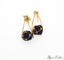 Load image into Gallery viewer, Bijoux-artisan-createur-atelier-art-france-histoire-bijoux-evidence-florence-buhler-Renaissance-Moyen-Age-Boucle-Oreille-perle-lapis-or
