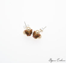 Laden Sie das Bild in den Galerie-Viewer, Bijoux-artisan-createur-atelier-art-france-histoire-bijoux-evidence-florence-buhler-Renaissance-Moyen-Age-Boucle-Oreille-perle-nacre-or
